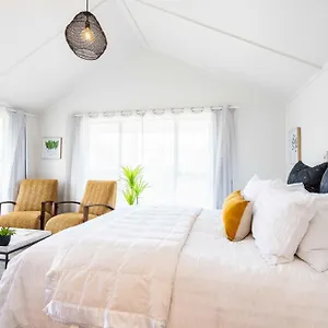  Apartment Spacious, Breezy Apartment, Moments From Downtown And